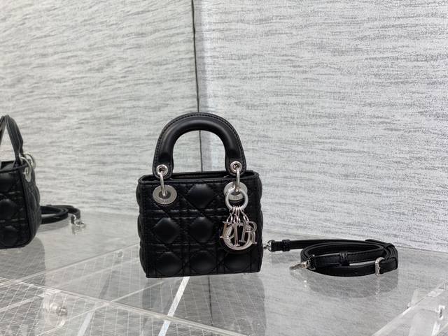 Black silver buckle in stock Lady's latest Micro series, a bag that can't hold a
