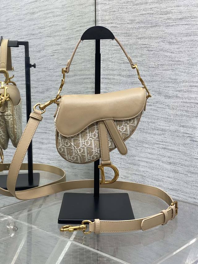 In stock Saddle's latest natural color series, I was attracted by this bag. The