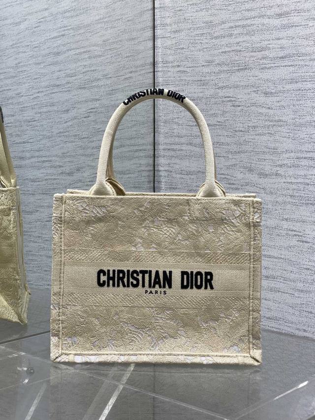 Small size in stock Tote's latest small size, I was attracted by this bag, which