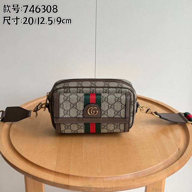 Actual shot# Style number: 746308 Size: 20X12.5X9Cm The Ophidia series presents