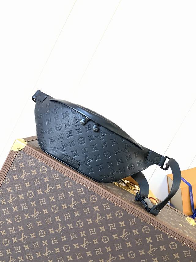 M44388 Black embossed top original single variable chip Discovery waist bag ches