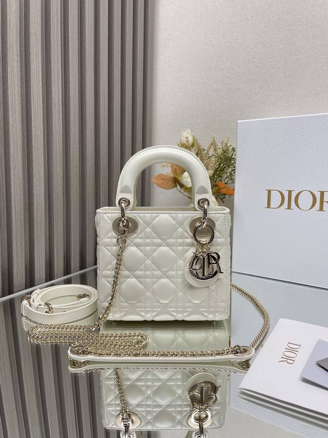 Authentic, high version Classic Lady Diana three-grid creamy white lambskin Mode