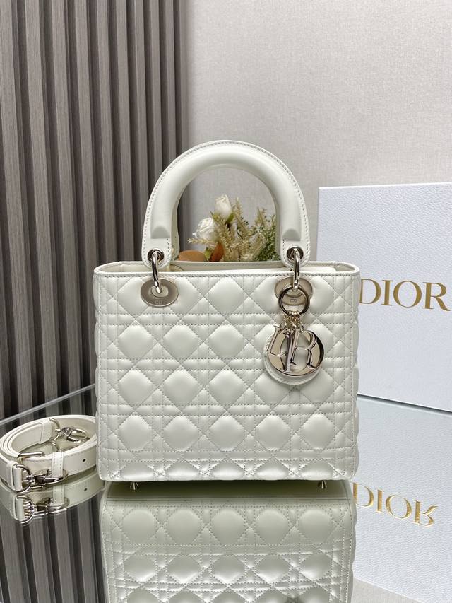 Genuine Lady Dio.R My Abc Creamy lambskin Five-grid lambskin This handbag embodi