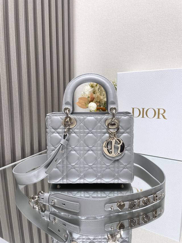 Genuine Lady Dio.R My Abc Creamy lambskin Four-grid lambskin This handbag embodi