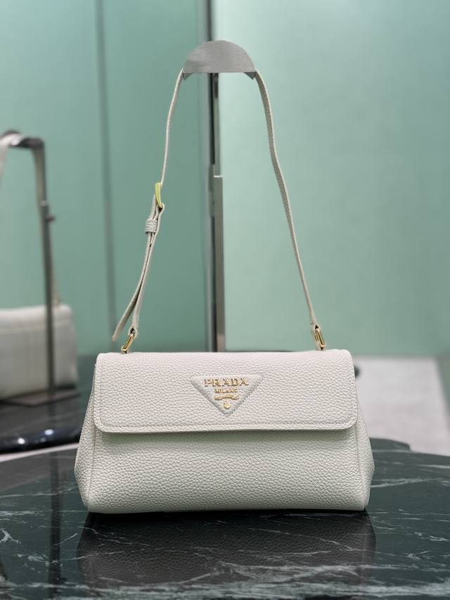 Authentic Flap Shoulder Bag This shoulder bag is exquisite in shape and practica