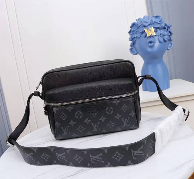 Top-grade original Lu Outdoor messenger bag M30242 blue 30233 black welcomes the
