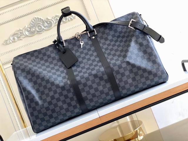 Exclusive photo of the original black travel bag with shoulder strap M41414, the