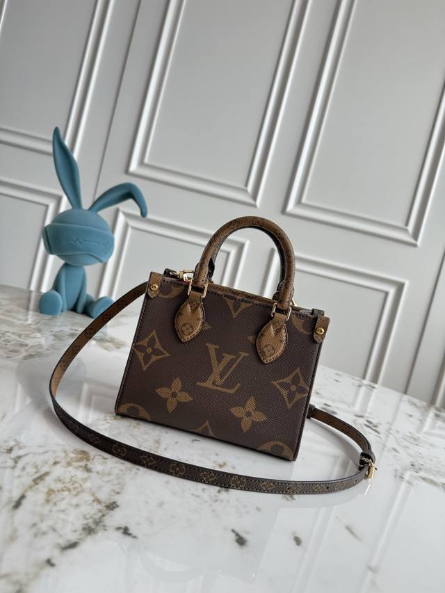Exclusive background dynamic chip Top original M46839 This Onthego tote bag is a