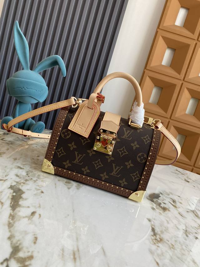Exclusive background dynamic chip top original This Lconic Speedy 20 handbag has