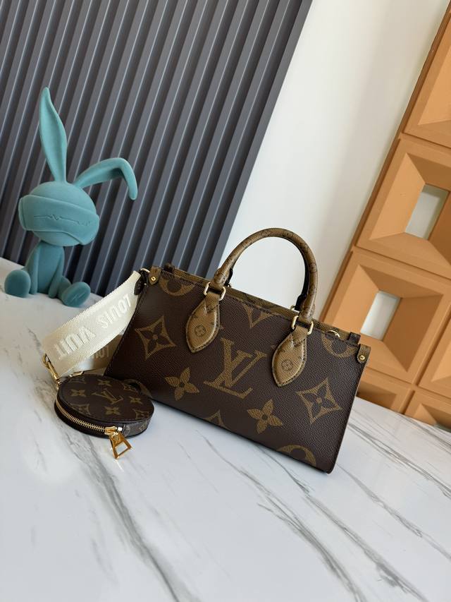 Exclusive background dynamic chip Top original M46653 This Onthego tote combines