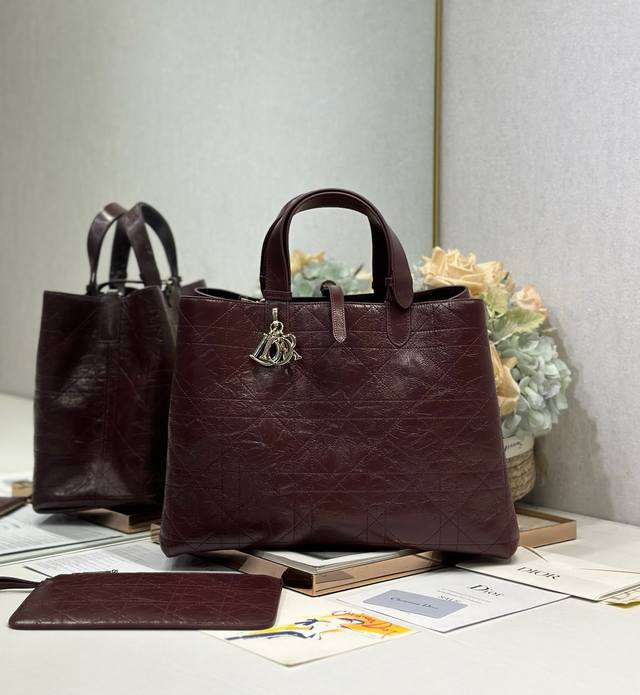 Diortoujours Handbag [Pleated Burgundy Large Size] This Dior Toujours handbag ma