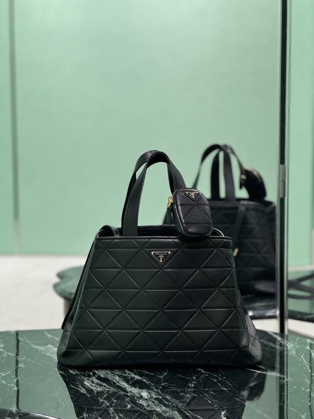 New Tote Bag Large Size This Matinee handbag is made of imported calfskin, with