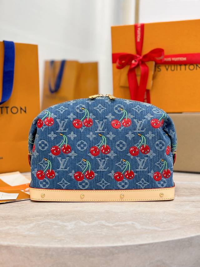 X Tm Large Cosmetic Bag M13893 This large cosmetic bag is made of Monogram denim