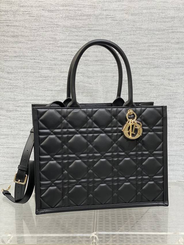 Original quality with a full set of original packaging Medium in stock Tote late