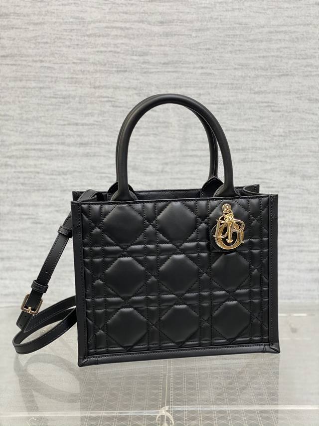 Original quality with a full set of original packaging Small size in stock Tote