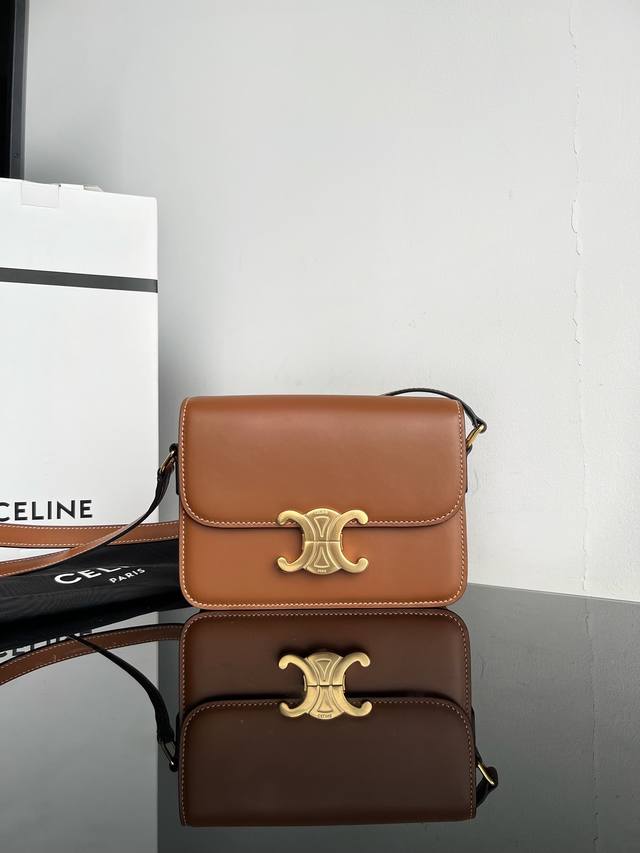 Triomphe Teen. Small size: 18.5 X 14 X 6cm. Original leather and steel hardware,