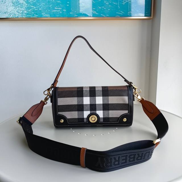 Burberry's new retro checkered small bag It's really amazing to wear it with the
