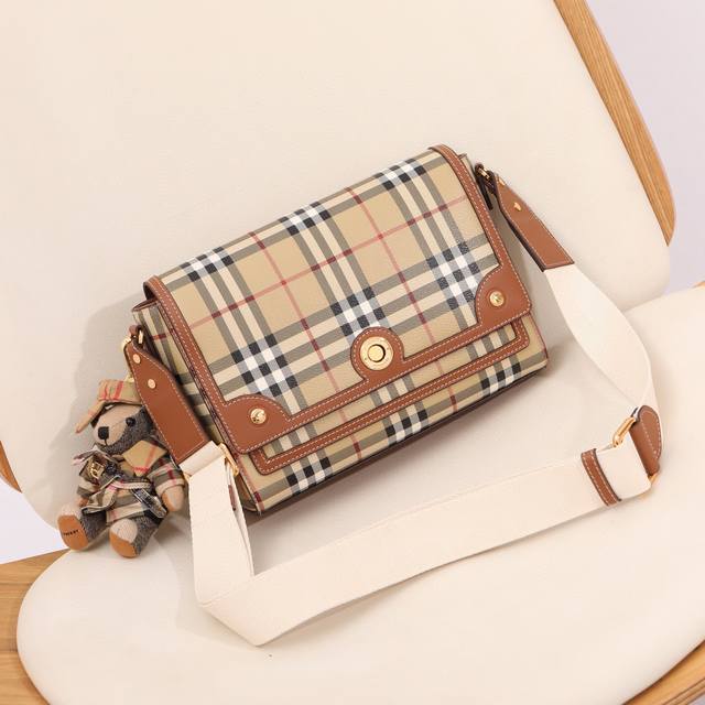 New Note crossbody bag for early spring. Made of grained leather and Vintage che