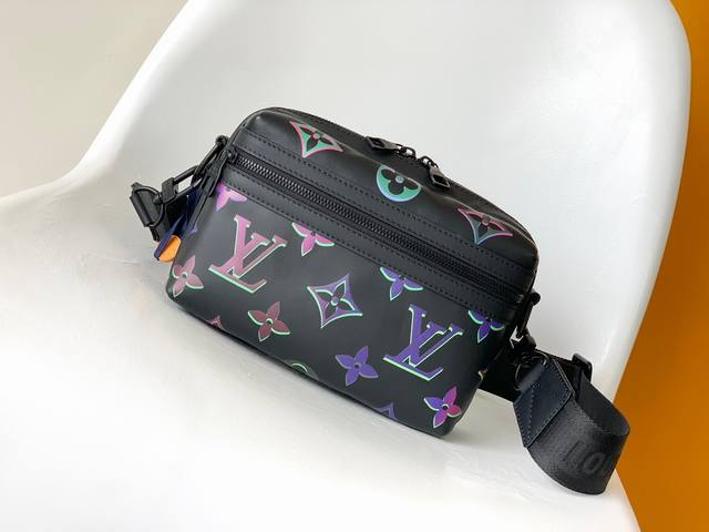 M22495 Top-quality original Comet small messenger bag made of cow leather, with