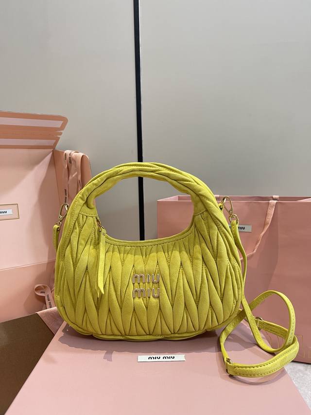 Ivy Green 5Bc125: Miumiu's new Miuwander suede leather handbag, this year's hot