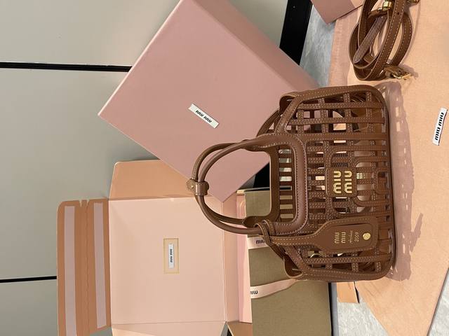 Comes with a full set of original counter packaging New Mium new product basket,