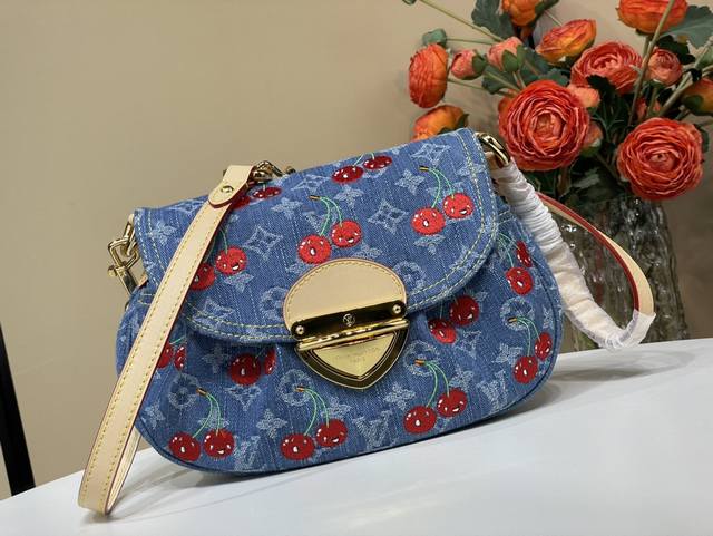 Exclusive photo of the original Sunset shoulder bag M13680 Blue Denim Cherry Mad