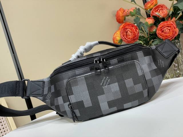 Exclusive photo of the original Rush waist bag M14920 Black mosaic This Rush wai