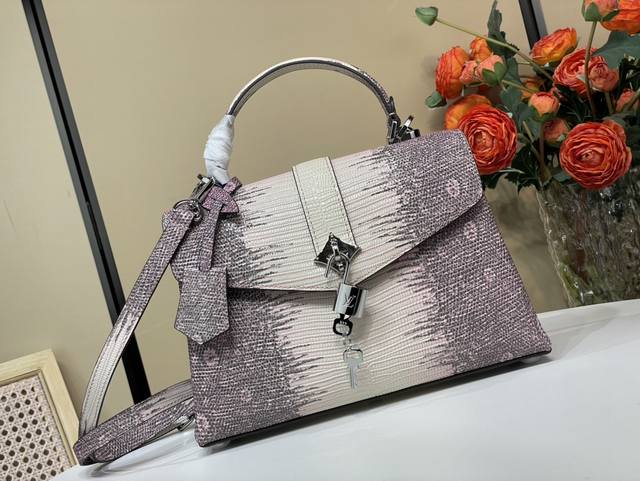 Exclusive photo of the original Rose Des Vents small handbag N87095 in pink and