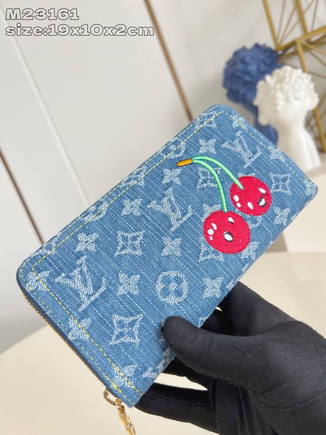 Factory Price P Premium Original M23161 This must-have zipper wallet is reinterp