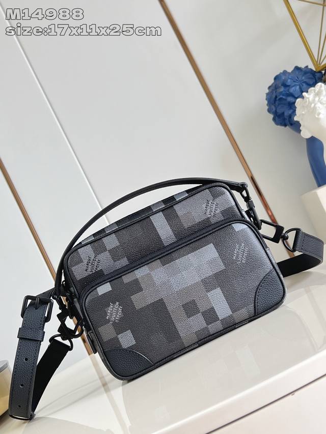 Factory Price P Top Original M14988 This Nil messenger bag is made of Pharrell W