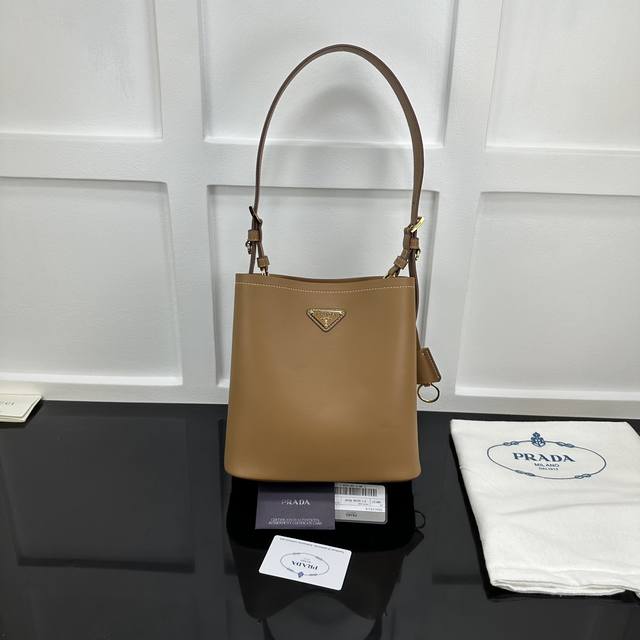 Prada new counter quality, top-grade original leather, original hardware, real s