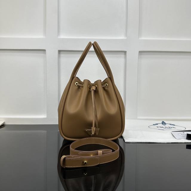 Prada new counter quality, top-grade original leather, original hardware, real s