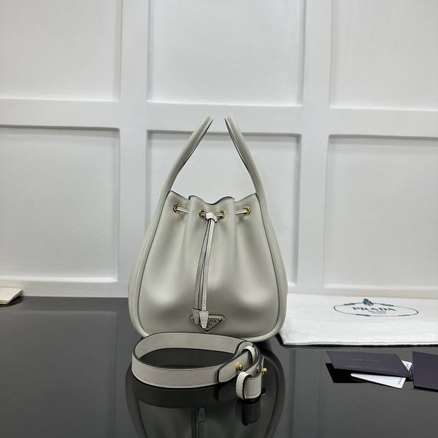 Prada new counter quality, top-grade original leather, original hardware, real s
