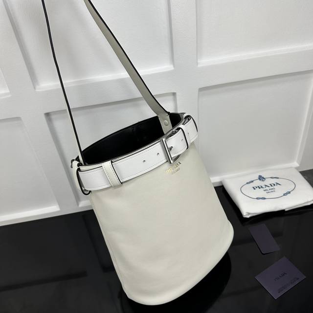 Prada new counter quality, top-grade original leather, original hardware, real s