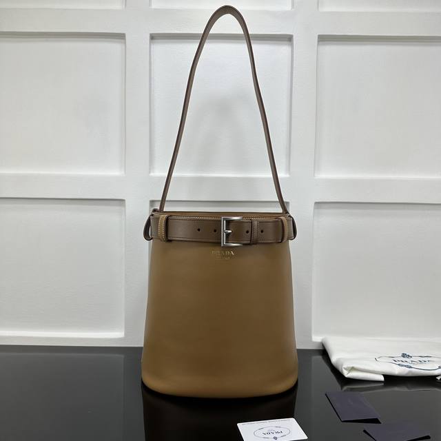 Prada new counter quality, top-grade original leather, original hardware, real s