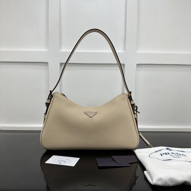 Prada new counter quality, top-grade original calfskin, original hardware, real