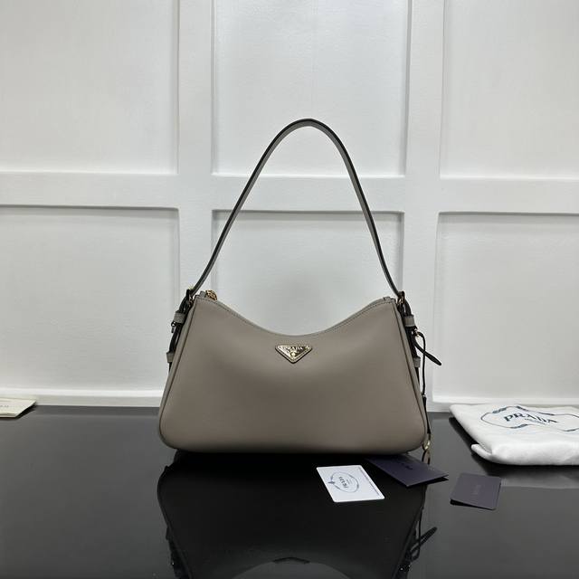 Prada new counter quality, top-grade original calfskin, original hardware, real