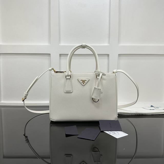 Prada killer bag medium, new counter quality, top original leather, original har