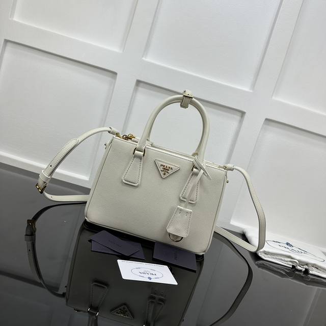 Prada new counter quality, top original leather, original hardware, killer bag s