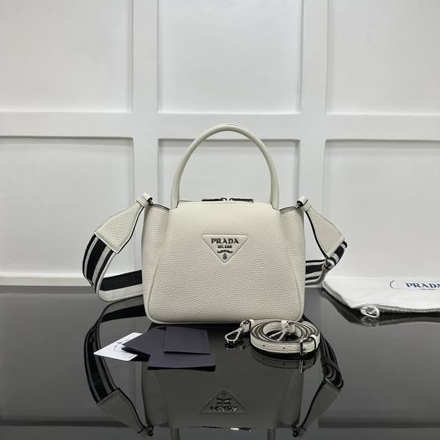 Prada new counter quality, top original deer grain leather, original stainless s