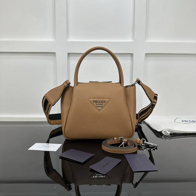 Prada new counter quality, top original deer grain leather, original stainless s
