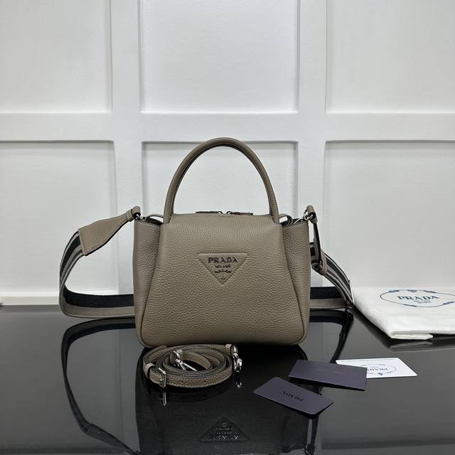 Prada new counter quality, top original deer grain leather, original stainless s