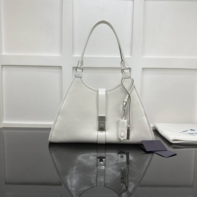 Prada new counter quality, top-grade original leather, original hardware, real s