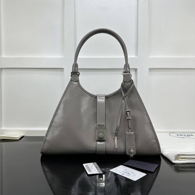Prada new counter quality, top-grade original leather, original hardware, real s