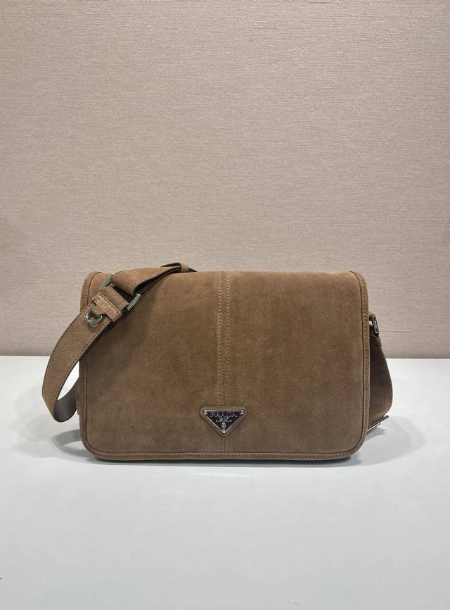 New messenger bag 2Vd073 suede This shoulder bag is made of imported suede leath