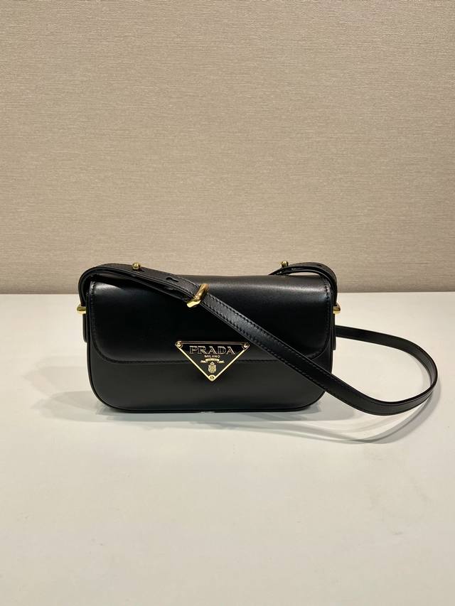 with full packaging New 1Bd339 This shoulder bag shows the simple design concept