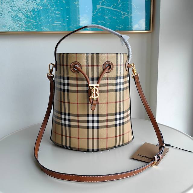 Small drawstring bucket bag from Burberry, decorated with Burberry check, Italia