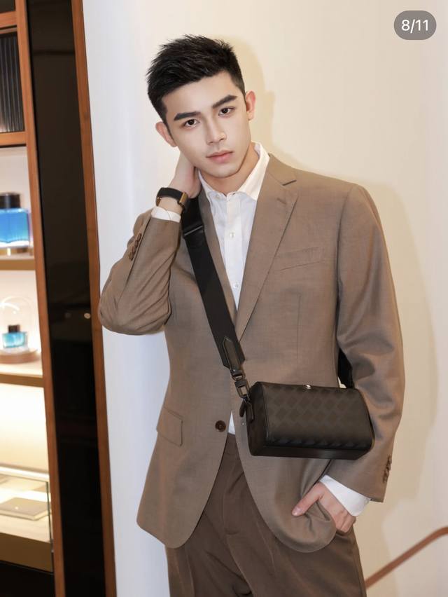 Montblanc series mailbox bag classic black, draws inspiration from the brand's r