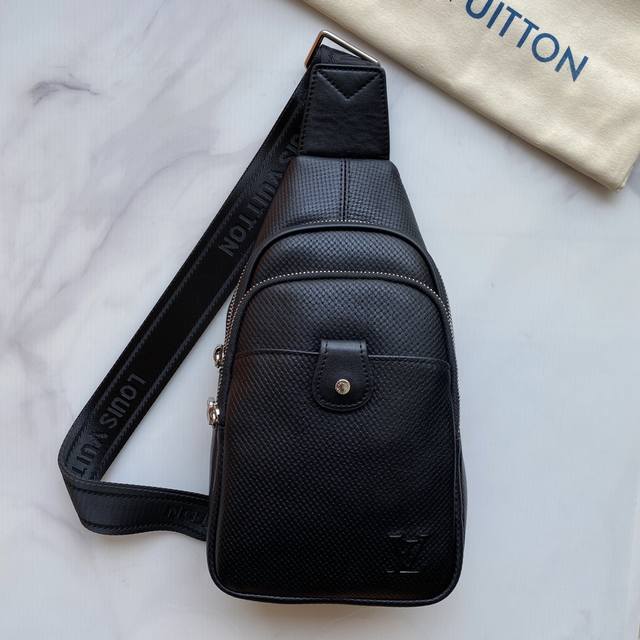 Original with top layer cowhide Louis Vuitton - latest men's chest bag Original