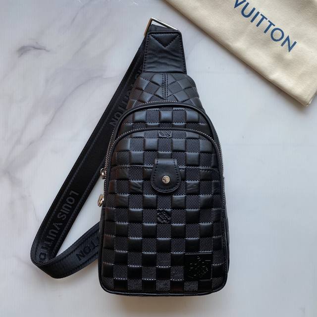 Original with top layer cowhide Louis Vuitton - latest men's chest bag Original